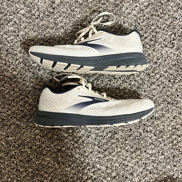 Brooks Anthem 4 White - Picture 1 of 4